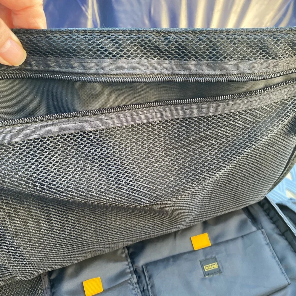 TARGUS - Black & gray trim Messenger Case for laptop, Size: 16”W x 12”L …